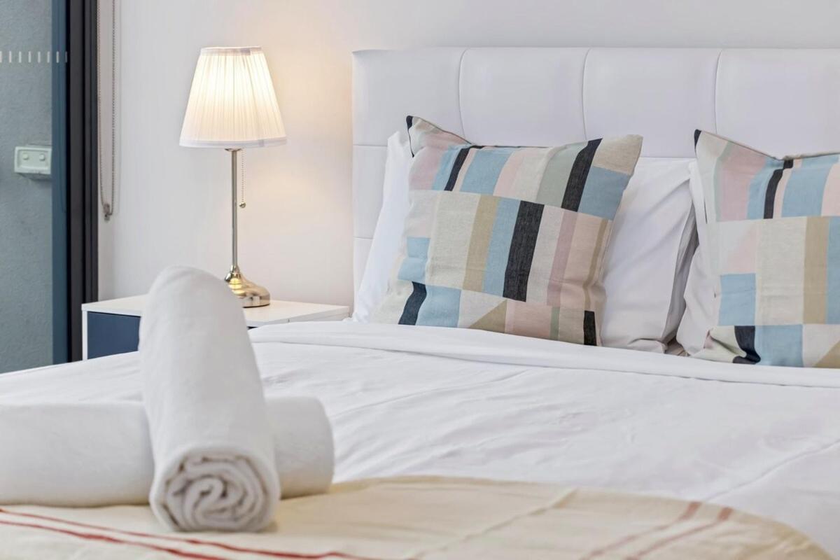 Stunning Waterview 2bed North * Sydney